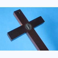 Krzyż drewniany z medalem Św.Benedykta na ścianę 20 cm Nr.2